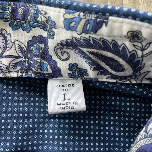 Robert Graham Classic Fit Button Up Shirt
Flip Cuff
Men’s Large 
Navy Blue White - Picture 6 of 11